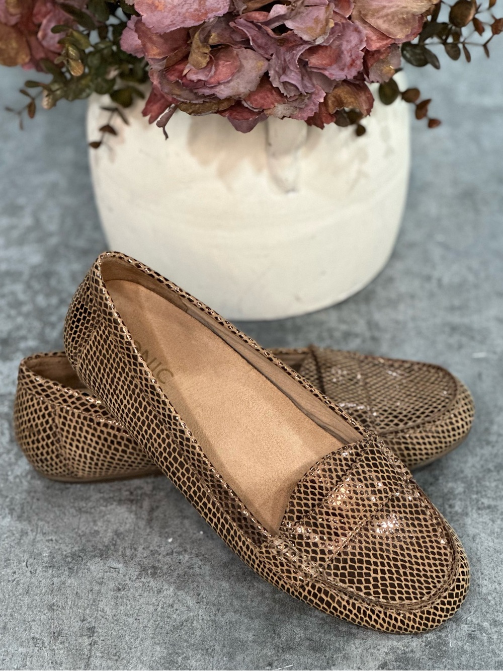 Vionic women's size 9 loafer gold brown flat orthotic comfortable arch shoe